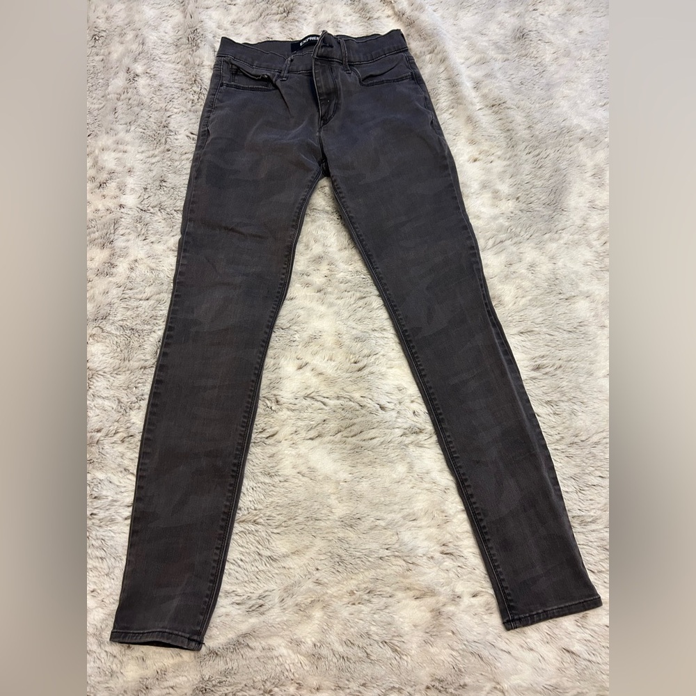 Express gray camo skinny legging jeans